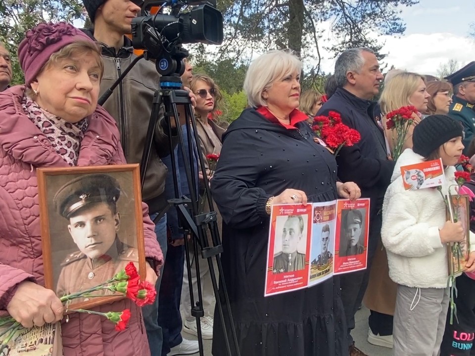 С орденами и портретами своих родных пришли жители Власихи на акцию «Память»