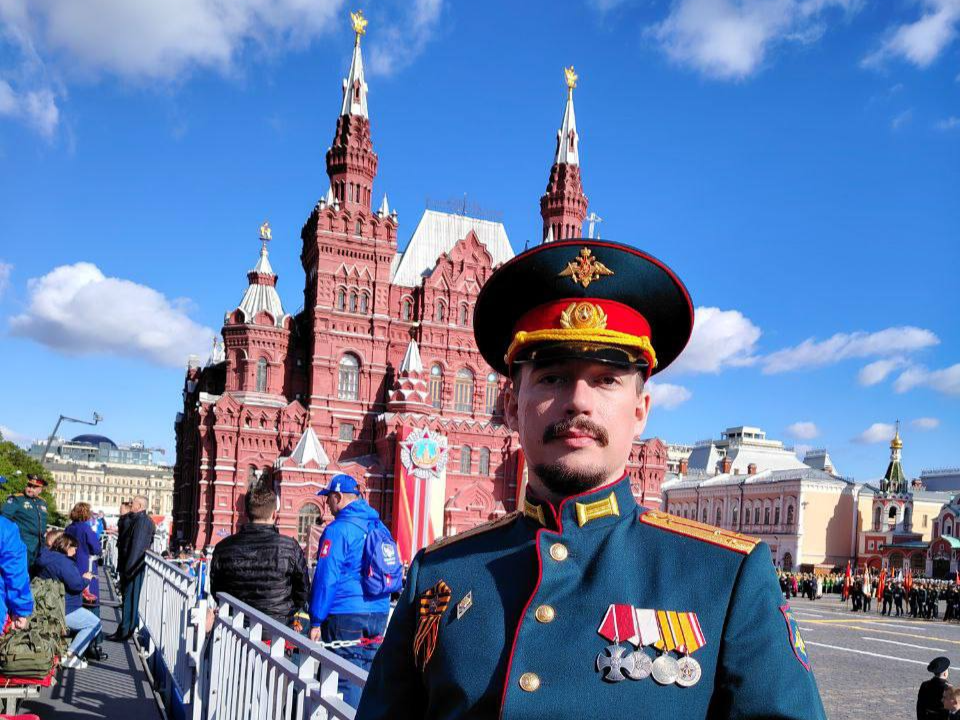 Бывший боец СВО из Лобни представил город на параде Победы