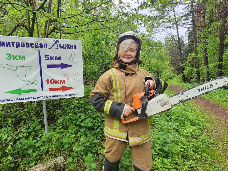 Студенты-спасатели расчистили от упавших деревьев парк в Дмитрове