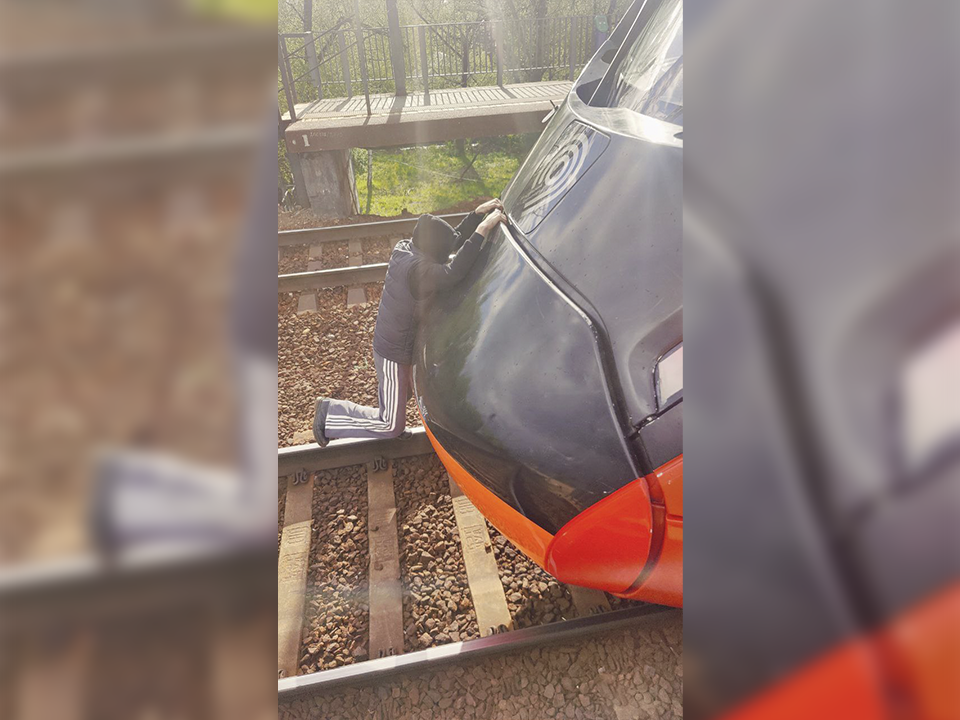 Парень едва не сорвался с движущегося поезда в Долгопрудном