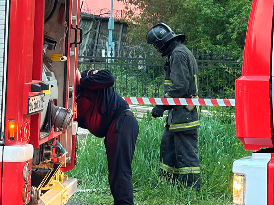 Спецслужбы оцепили территорию вокруг горящего обувного склада в Красногорске