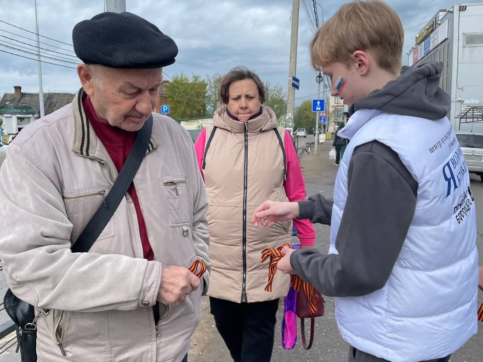 В Тучкове жителям раздали георгиевские ленточки