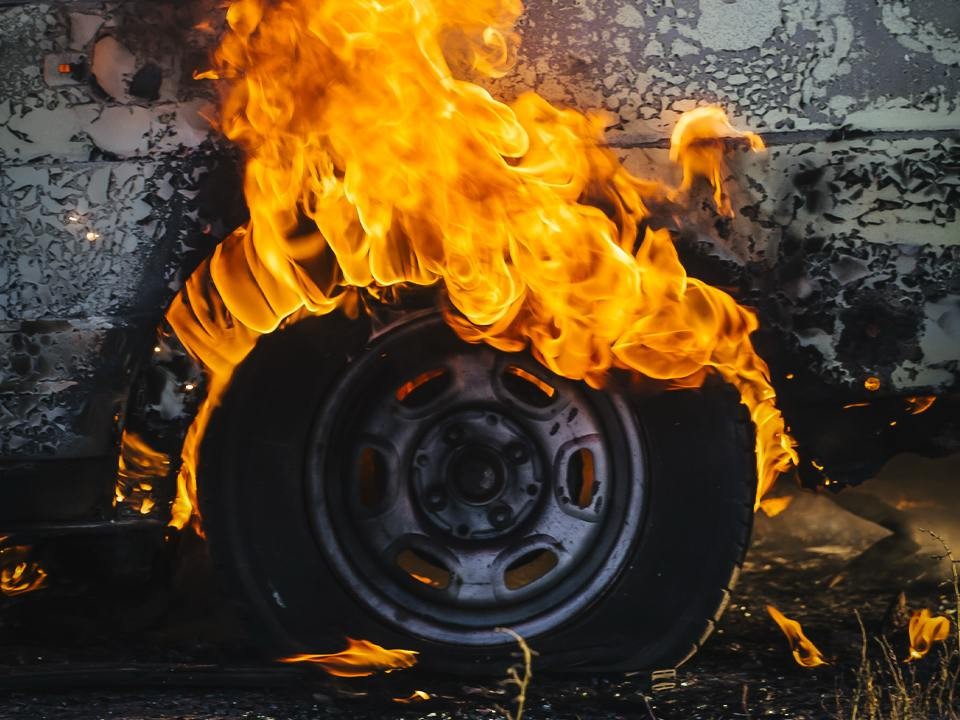 Пожарные потушили загоревшийся в Подольске автомобиль