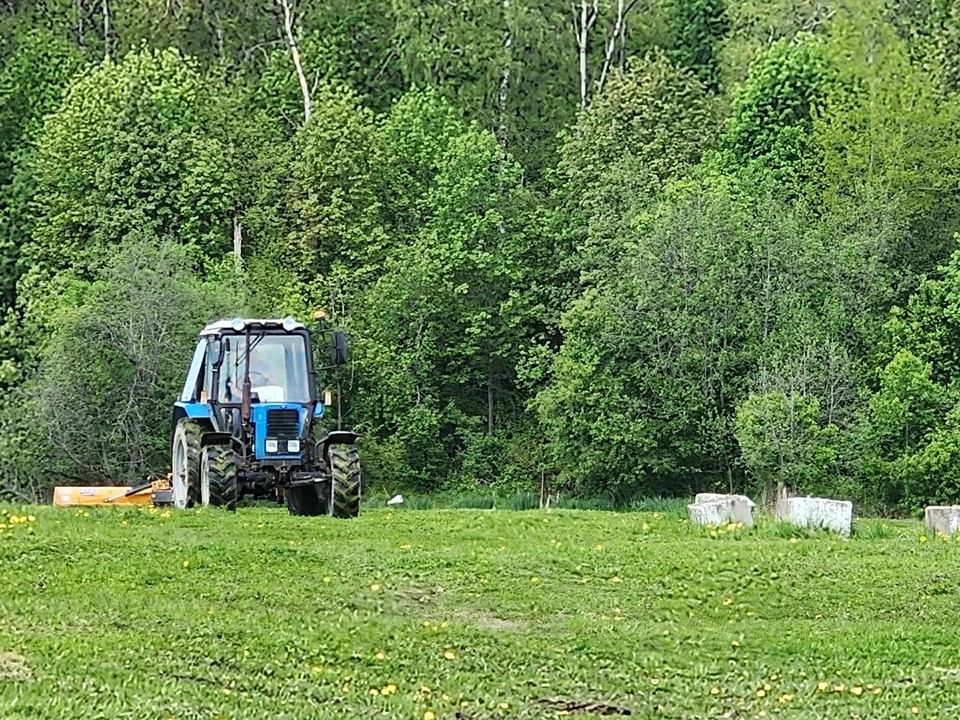 Коммунальщики привели в порядок футбольное поле в Новопетровском