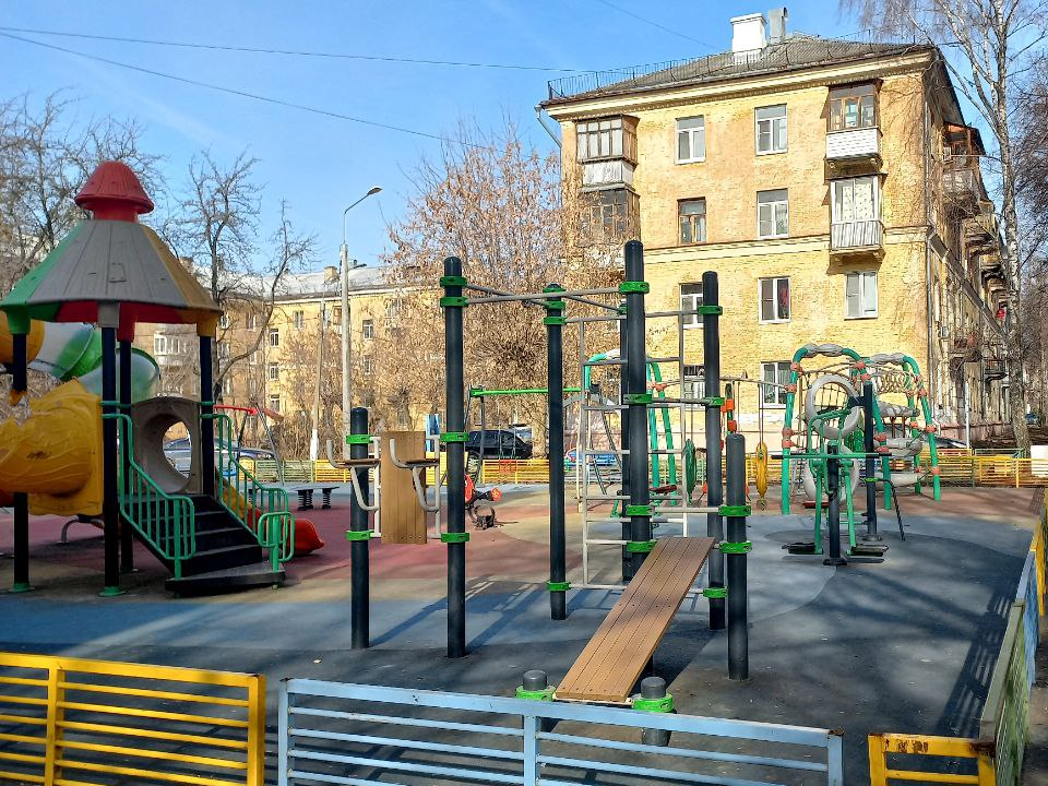 Куда позвонить электростальцу, если на детской площадке случилась поломка