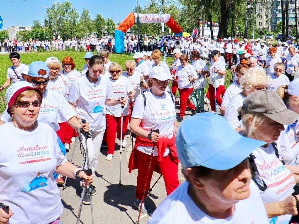 Пенсионерки Ногинска освоили йогу и степ-аэробику на спортивном фестивале