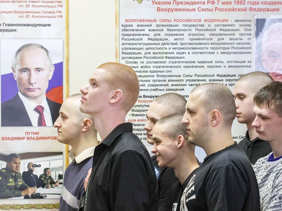 Призывникам рассказали о службе и угостили мороженым