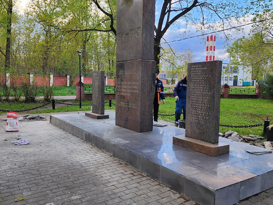 В Первомайском заменили плитку на памятнике героям войны
