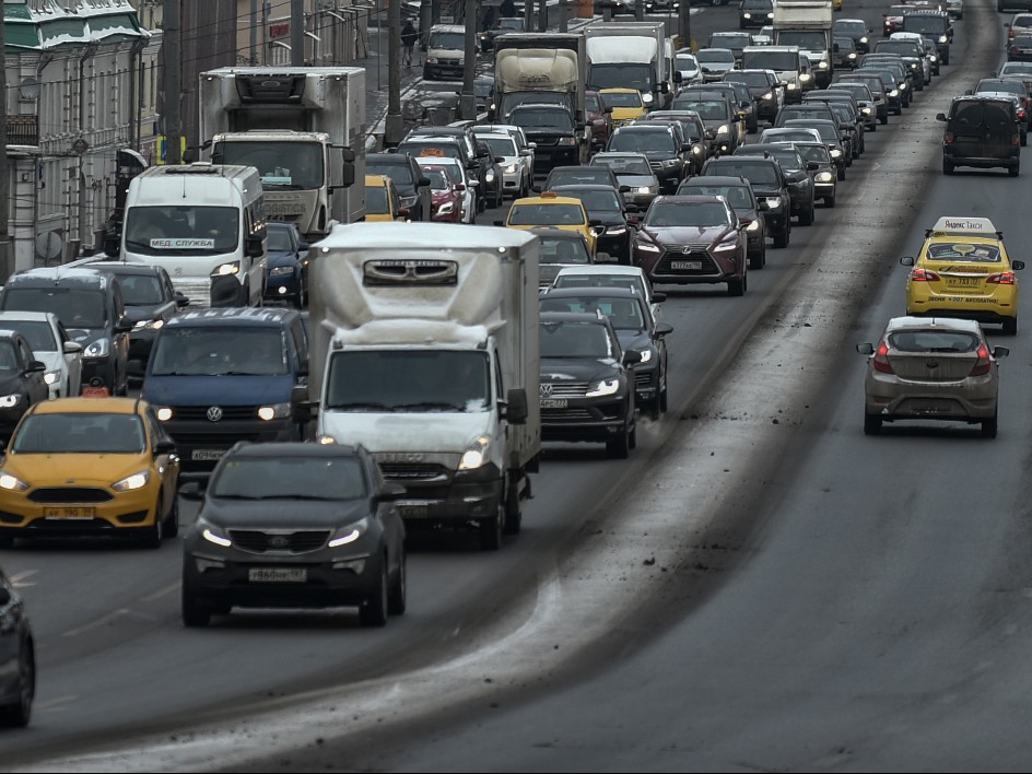В рабочее утро понедельника подмосковные дороги приняли 1 млн машин