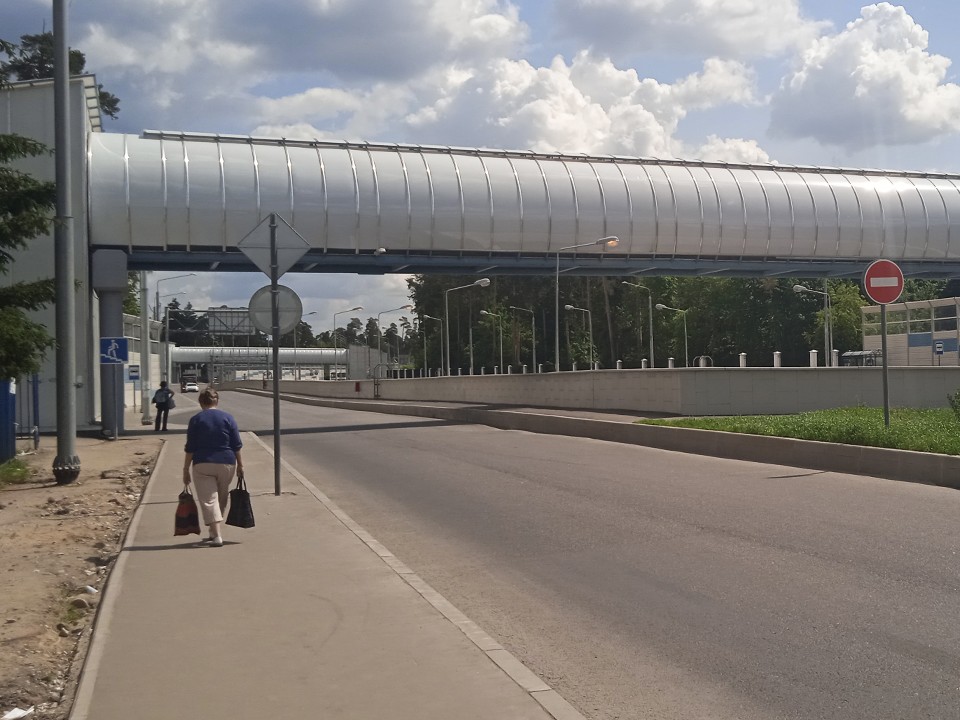 Жители Балашихи шокированы подростковым трендом перебегать трассу по крыше моста