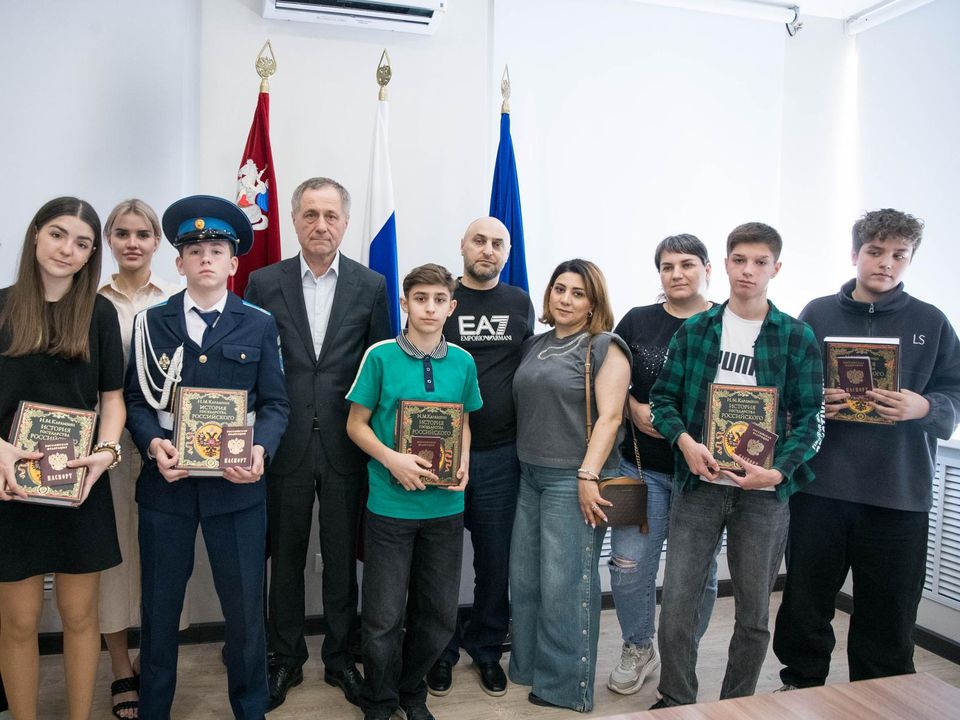 Шесть школьников Реутова получили первые паспорта в торжественной обстановке