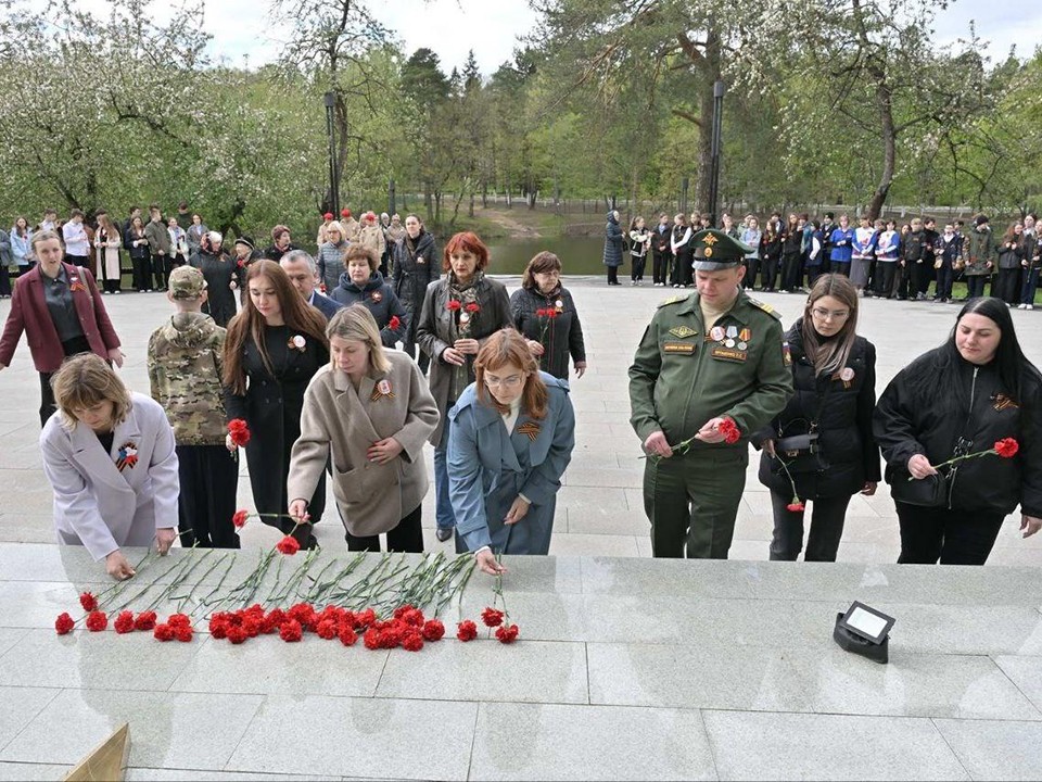 Во Власихе ветераны и молодежь возложили цветы к памятнику маршалу Жукову