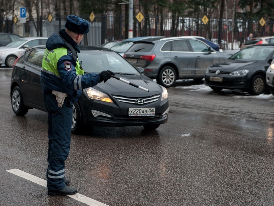 Одинцовские автоинспекторы помогли девушке с проколотым колесом на дороге