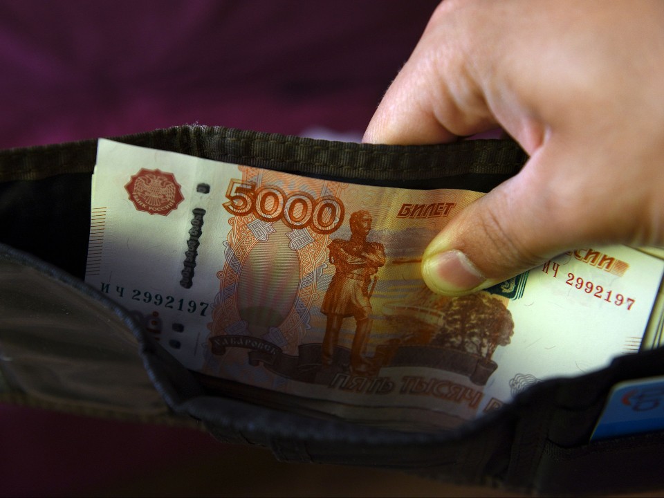 Названы специалисты, которым повысят зарплату в 2025 году
