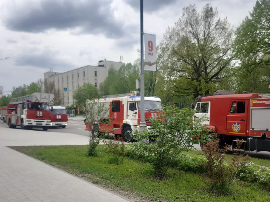 В Реутове спасатели ликвидируют пожар в жилом доме на Юбилейном проспекте