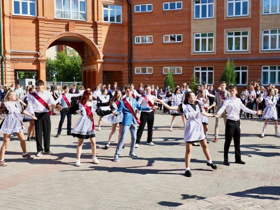 Последние звонки прозвенели для учеников школ Чехова