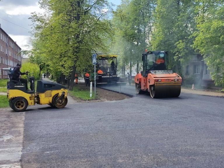 Дорожные службы приступили к укладке нового асфальта на улице Корнеева в Электростали