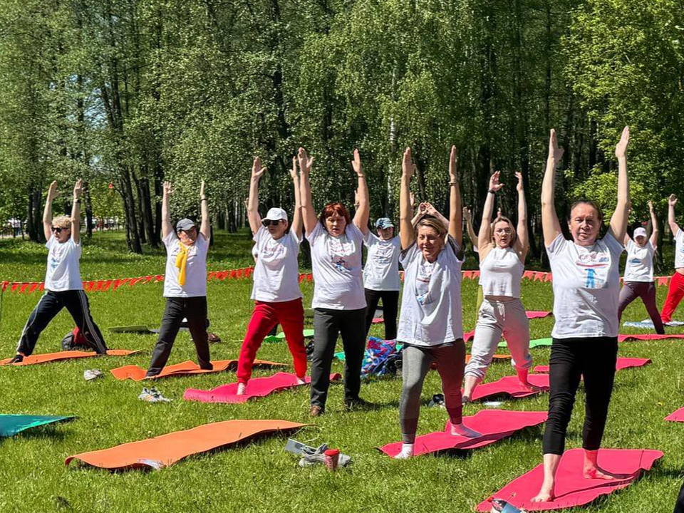 Дзержинские пенсионеры занимаются йогой, бегают марафоны и участвуют в флешмобах