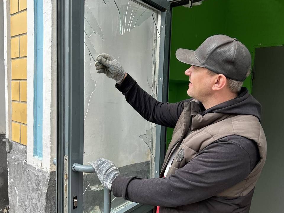 Стекло подъездной двери заменили представители УК в Красноармейске