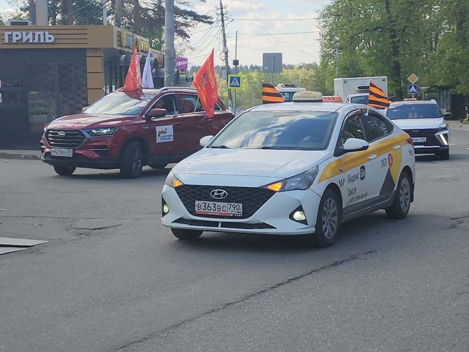 Более 30 автомобилей проехали по улицам Пушкино в честь Великой Победы