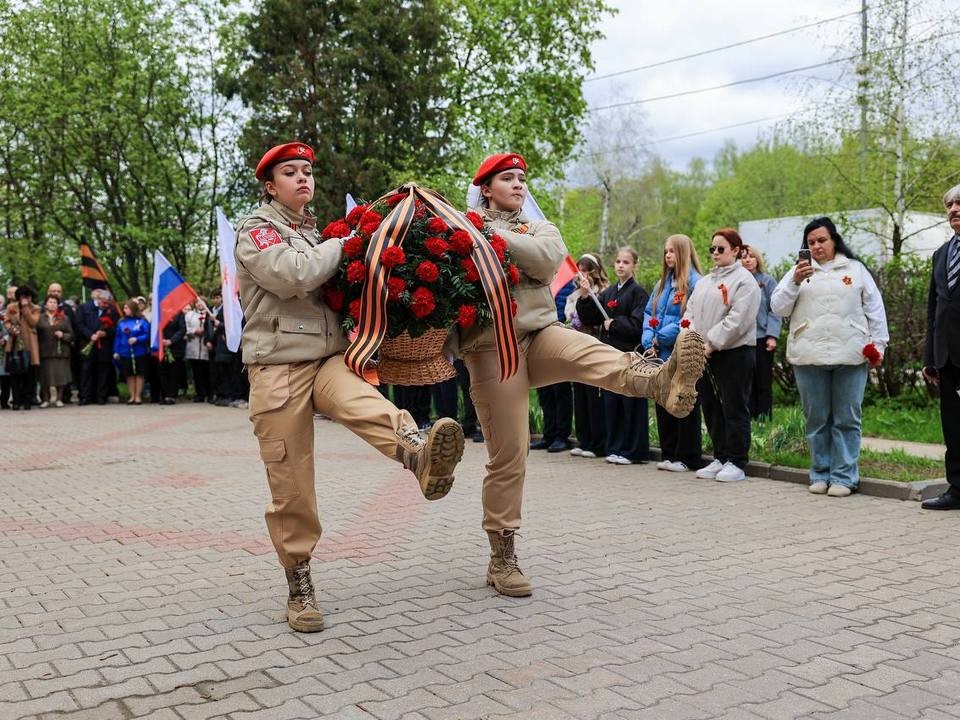 Юнармейцы и жители Леонидовки возложили цветы к стеле на улице Попова