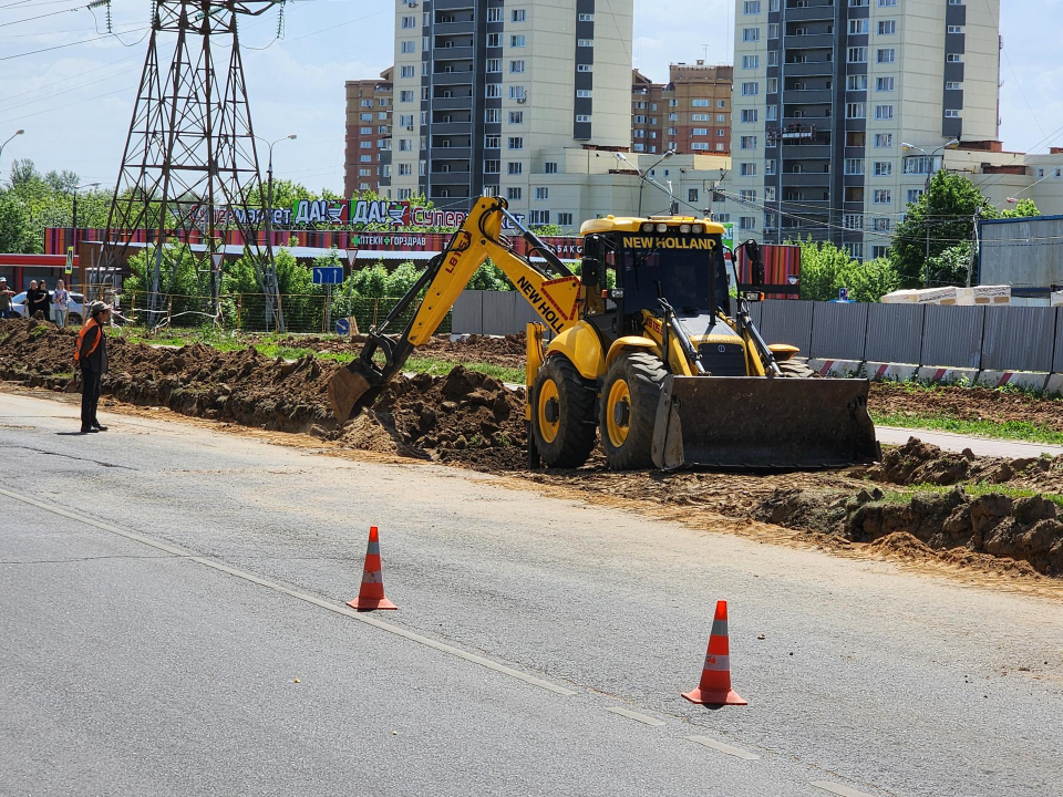 Дорожное покрытие и тротуары обновляют в Чехове на улице Мира