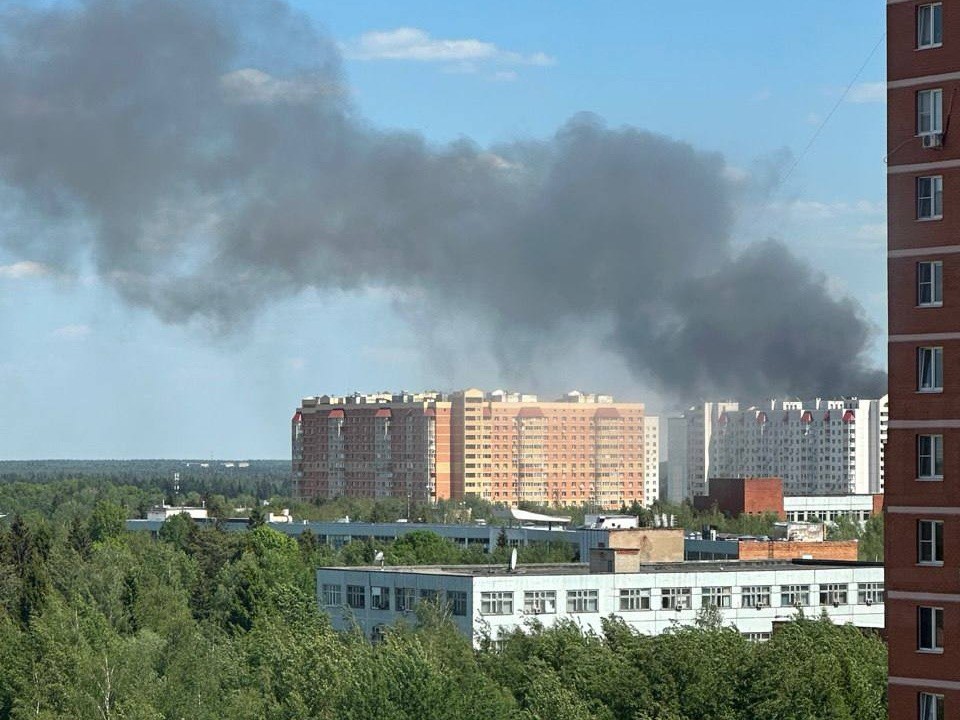 Сильный пожар начался на предприятии в Краснознаменске