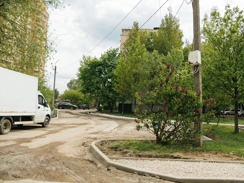 Более чем на половину завершили обновление двора на Школьной улице в Ивантеевке