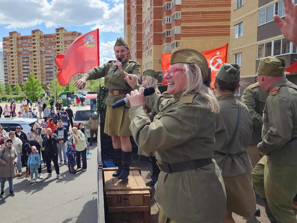 Фронтовая бригада исполнила для жителей Лосино-Петровского военные песни