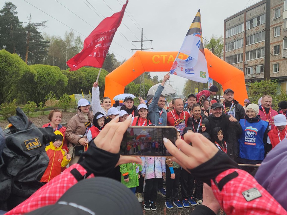 Жители Красноармейска под проливным дождём пробежали 1945 метров в честь Победы