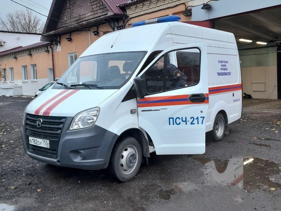 Спасатели Егорьевска помогли медикам в транспортировке тяжелобольного человека