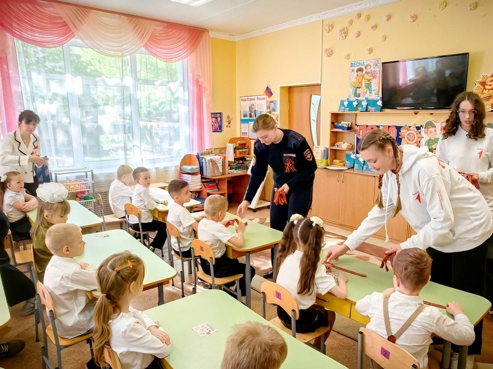 Луховицкие полицейские раздали дошколятам символы Великой Победы