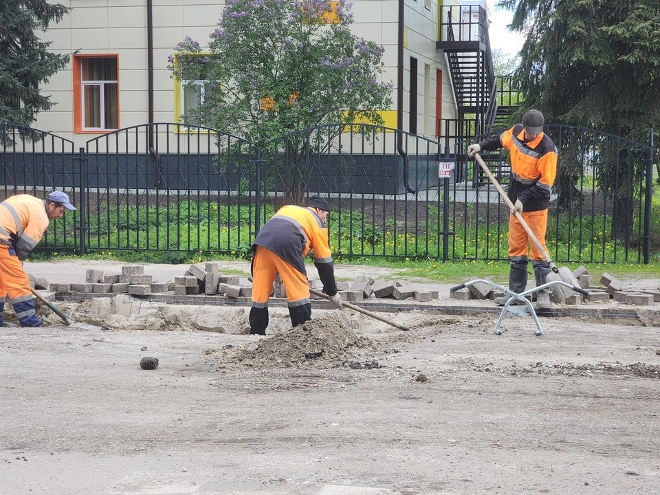 В городе Куровское завершается ремонт дороги на улице Вокзальной