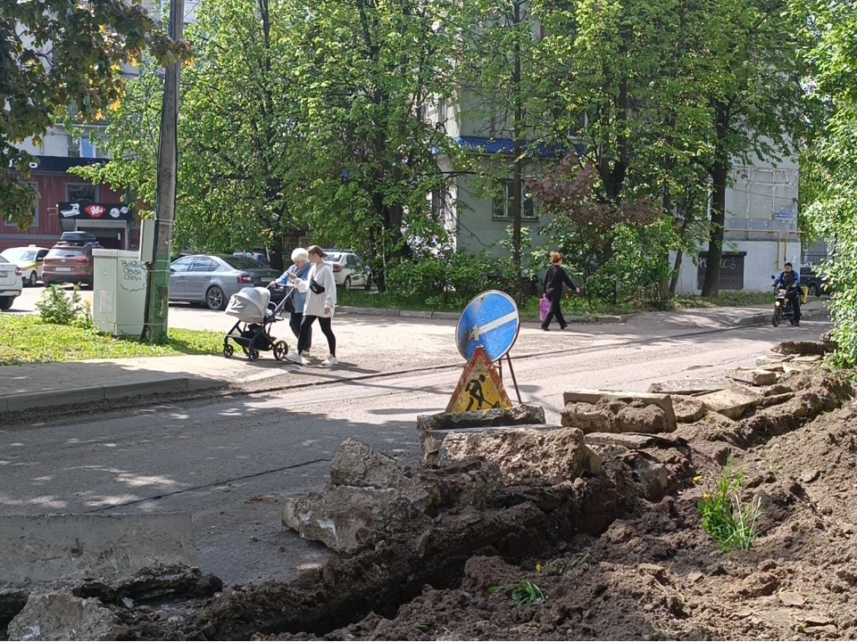 Рабочие снимают бордюрный камень на Мирной улице в Лобне