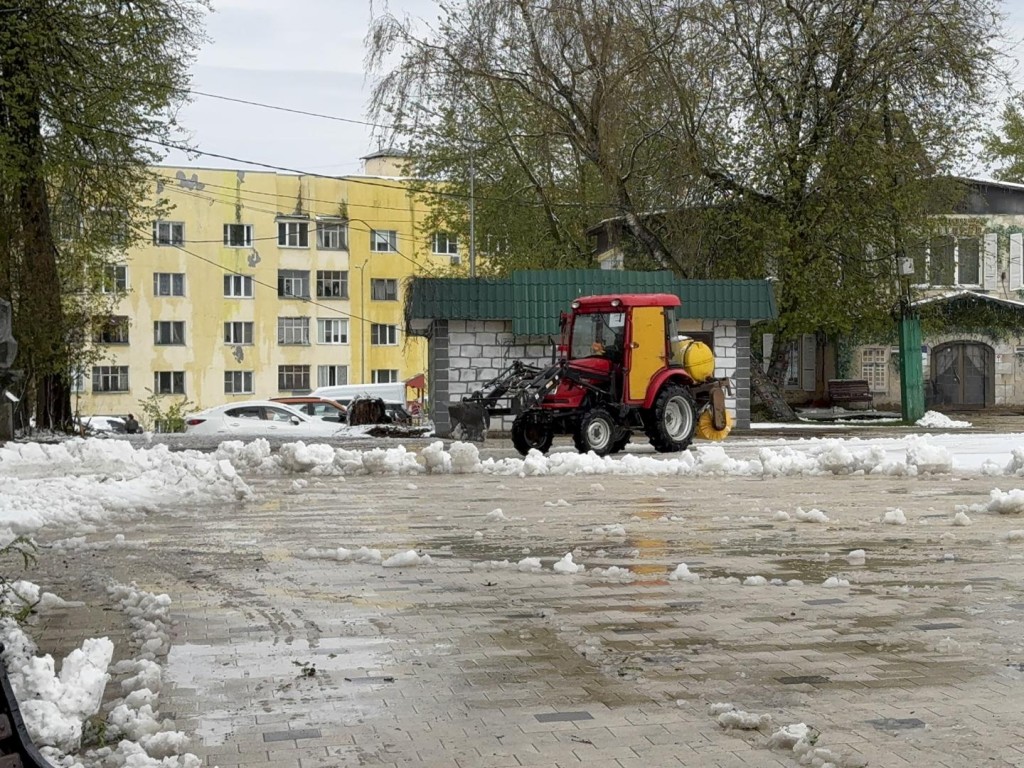 В Солнечногорске к расчистке дорог и тротуаров подключили технику