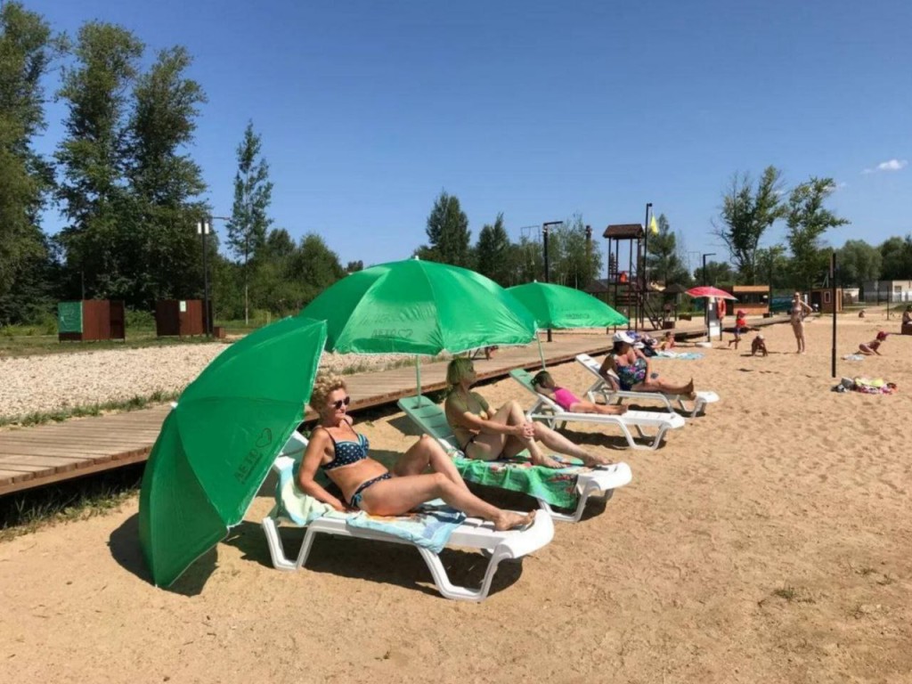 На пляж «Солнечный берег» завозят кварцевый песок и устанавливают буи на озере