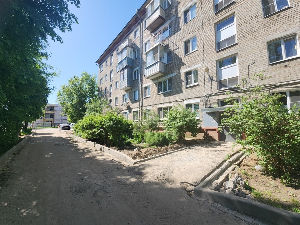 Во дворе на Джона Рида обустроят новые дорожки и парковку