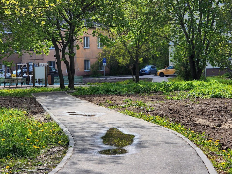 Новые тротуары уложили в Свердловском после капремонта коммуникаций