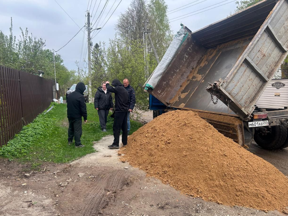 Машину песка привез депутат погорельцам из Тихонова под Можайском