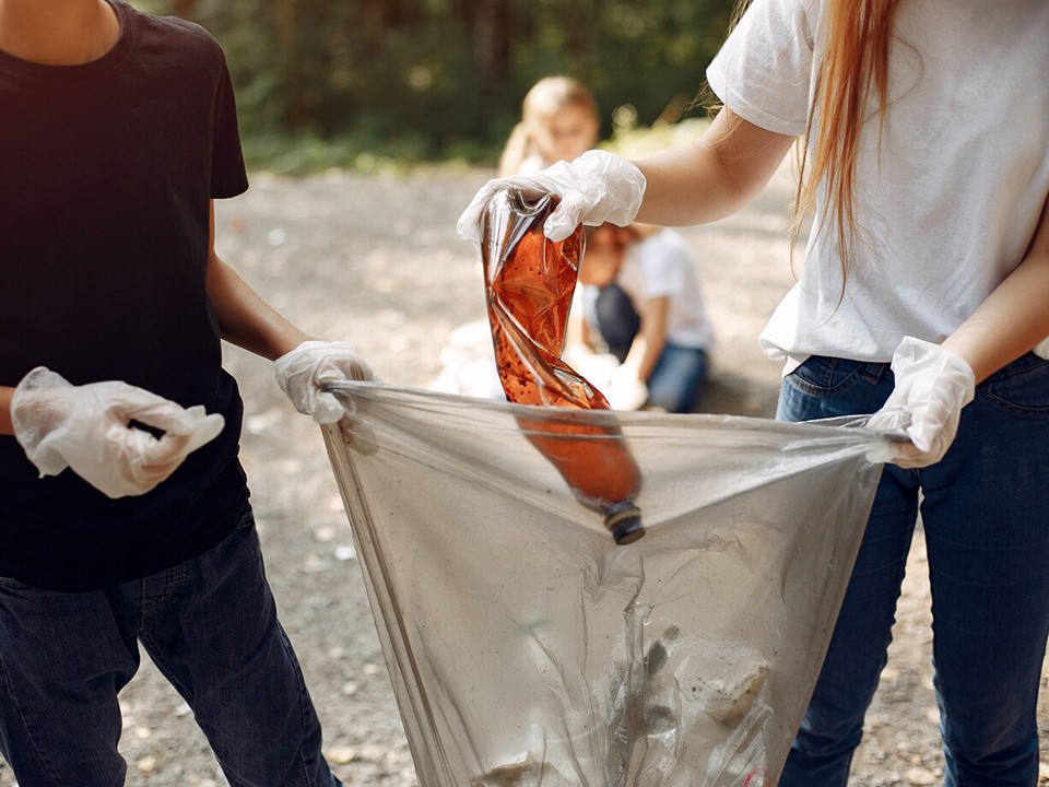 Специалисты уберут мусор на Решетниковом пруду в Одинцове