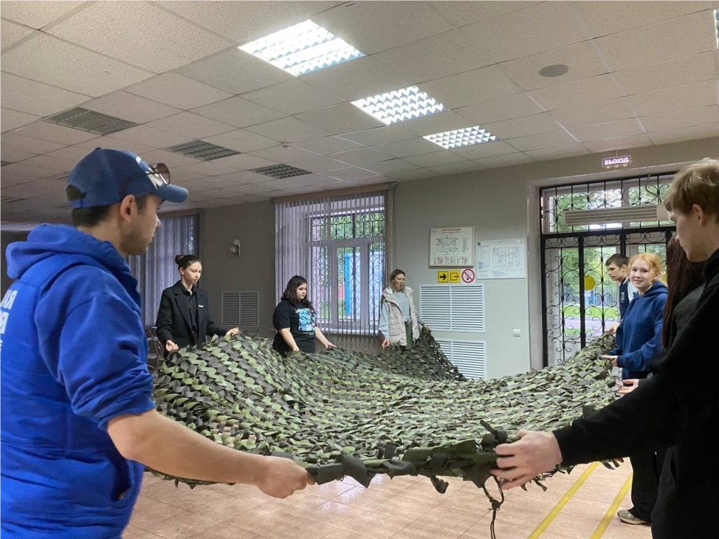 Еще одну маскировочную сеть для зарайцев на СВО сделали в ДК им. В.Н. Леонова