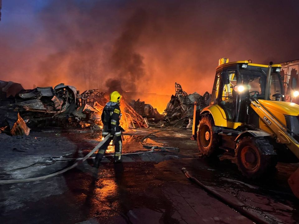 Пожарные ликвидировали открытое горение на обувном складе в Красногорске