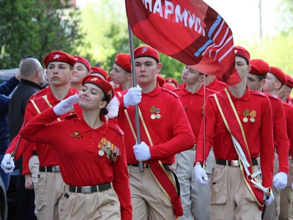 Юнармейцы парадным маршем прошли под окнами ветерана в Мытищах