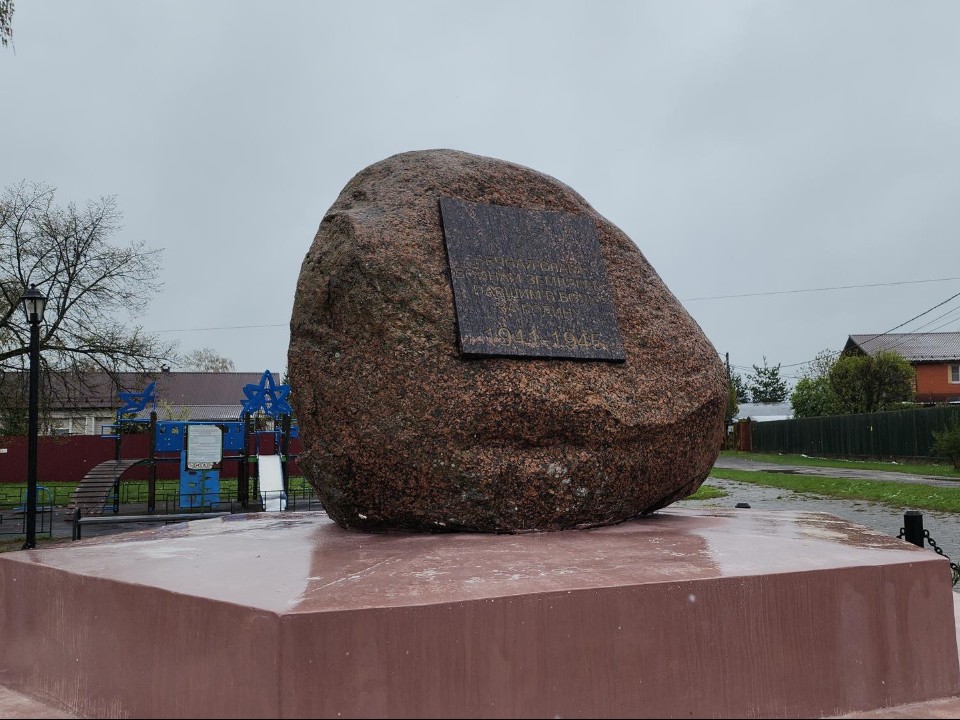 В деревне Корпуса отремонтировали памятник воинам-землякам