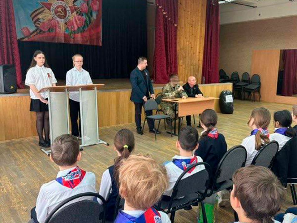 «Ушел на фронт в 18 лет»: участник СВО из Долгопрудного рассказал школьникам о службе