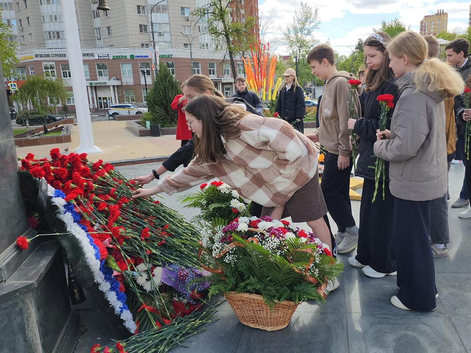 Школьники в Пушкино принесли цветы к мемориалу «Скорбящая мать»