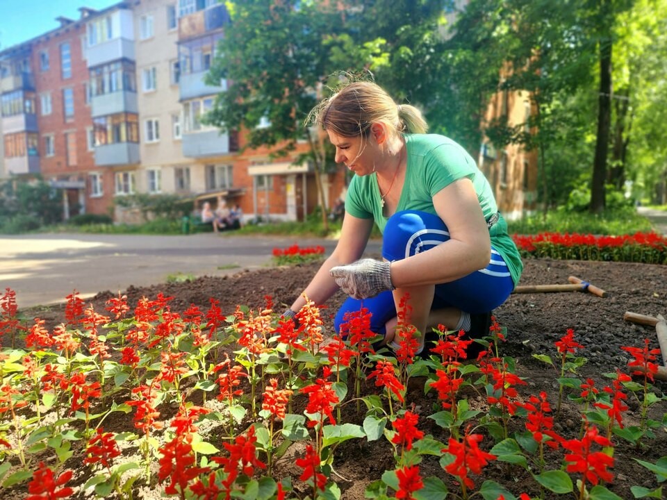 В микрорайоне В начали озеленение клумб к лету