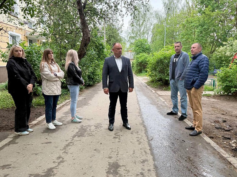 Во дворе дома на улице Строителей уложили новые пешеходные дорожки