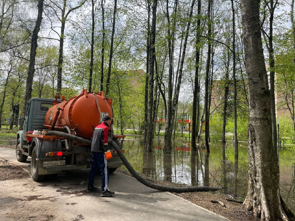В Центральном парке Лобни откачивают воду с подтопленной дорожки