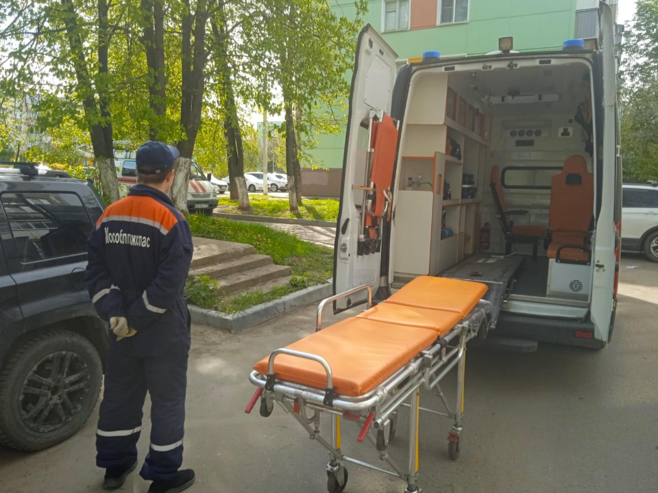 Спасатели помогли медикам транспортировать в больницу пенсионерку с инсультом